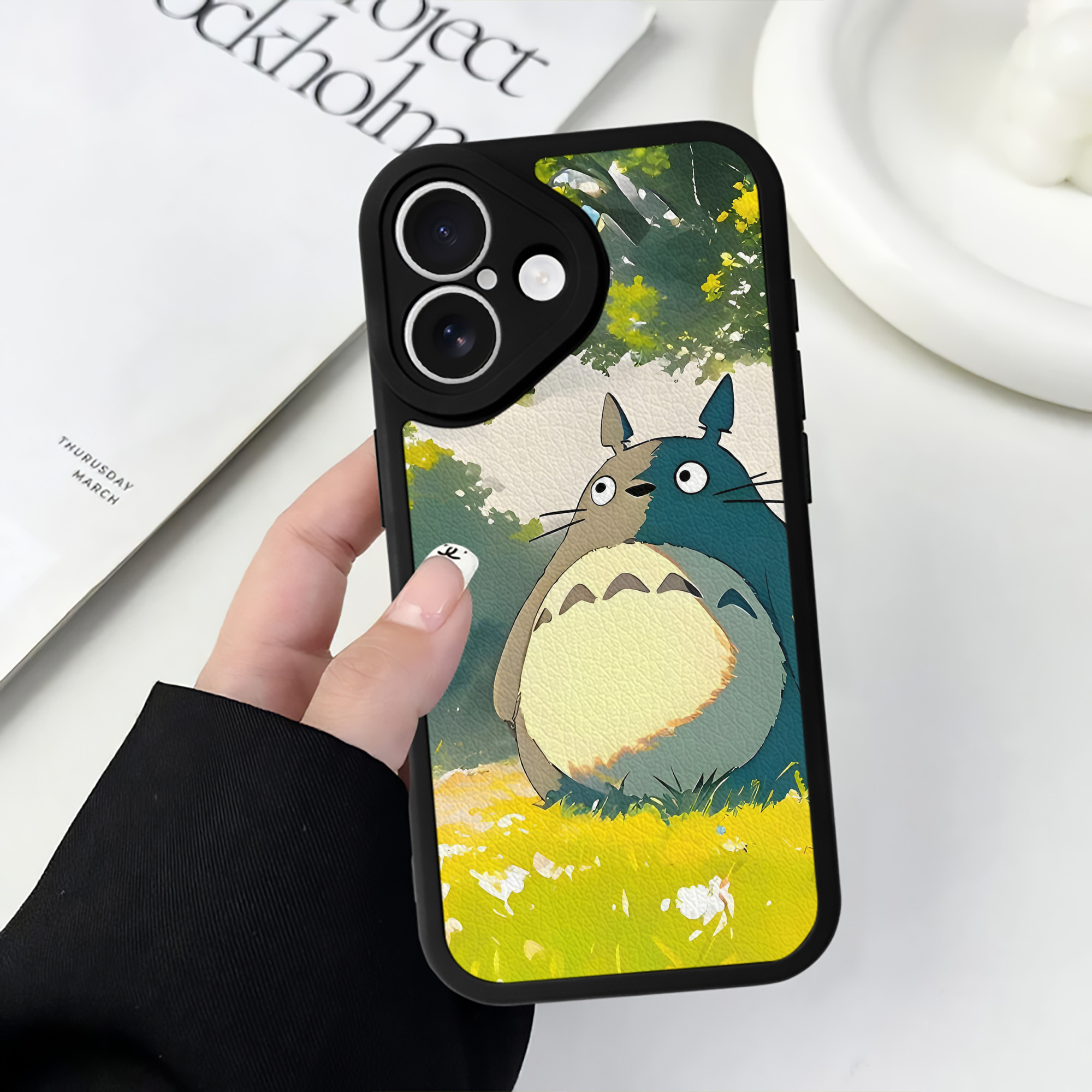 （画像用） となりのトトロ 草壁メイ 草壁サツキ My Neighbor Totoro Satsuki Kusakabe Mei Kusakabe 【iPhone 16シリーズ対応】シリコンスマホケース（レザー調） 材質：シリコン